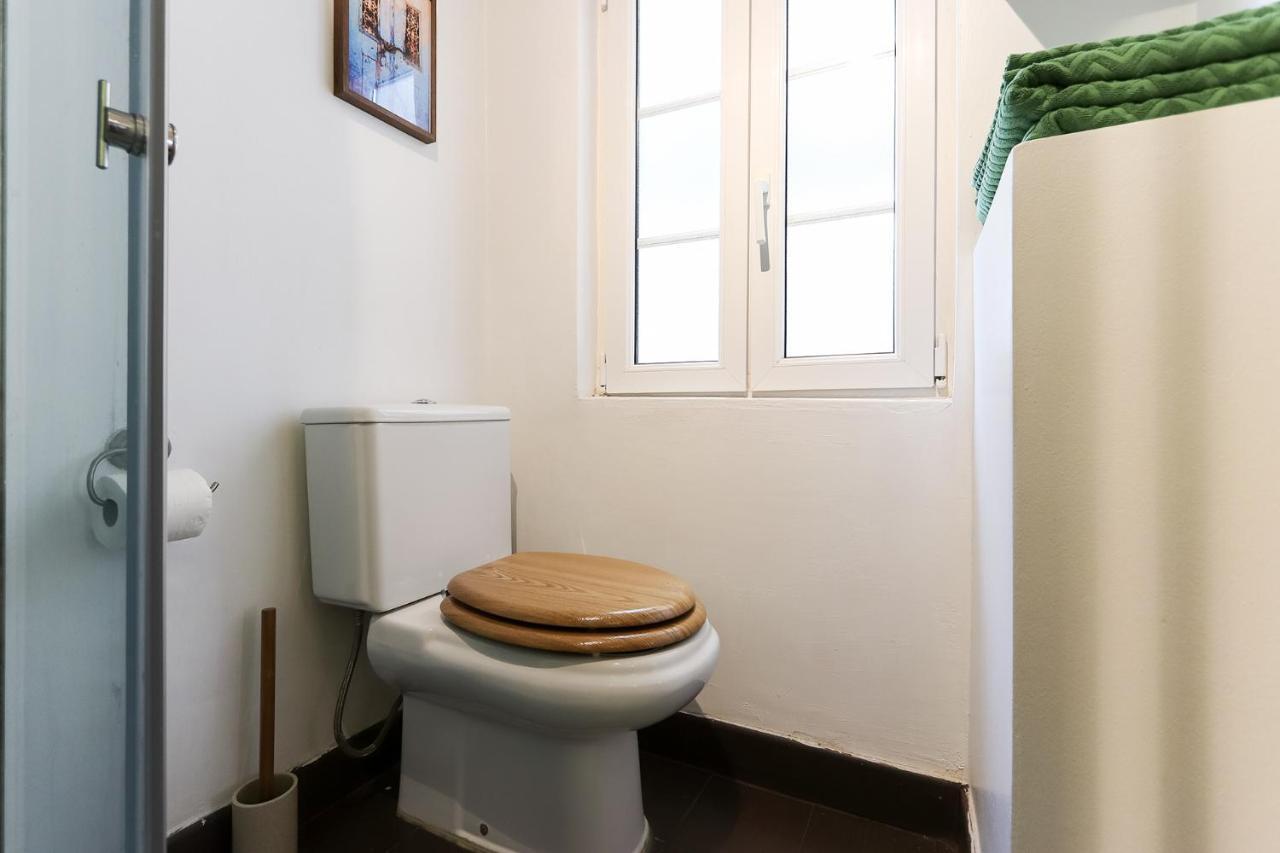 Charming And Stylish Downtown Apt In XIX Century Building Lisbon Exterior photo